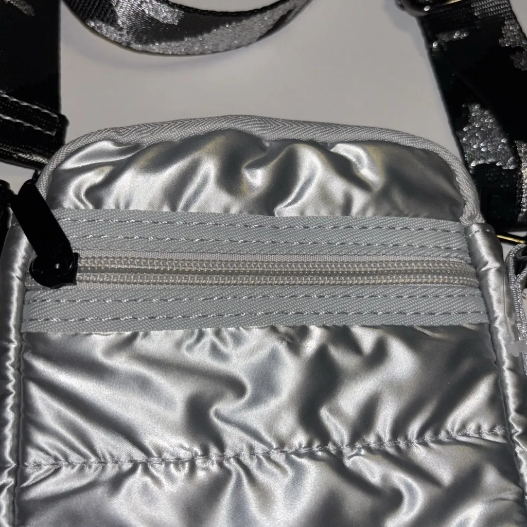 SILVER PUFF STYLE CROSSBODY GREAT SIZE HOLDS PHONE AND MORE FUN COLORFUL STRAP - Image 3