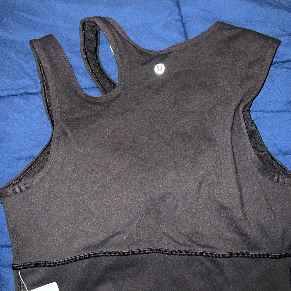 Lululemon Mastered Motion Cropped Tank
Black! NWT size 6 - Image 4