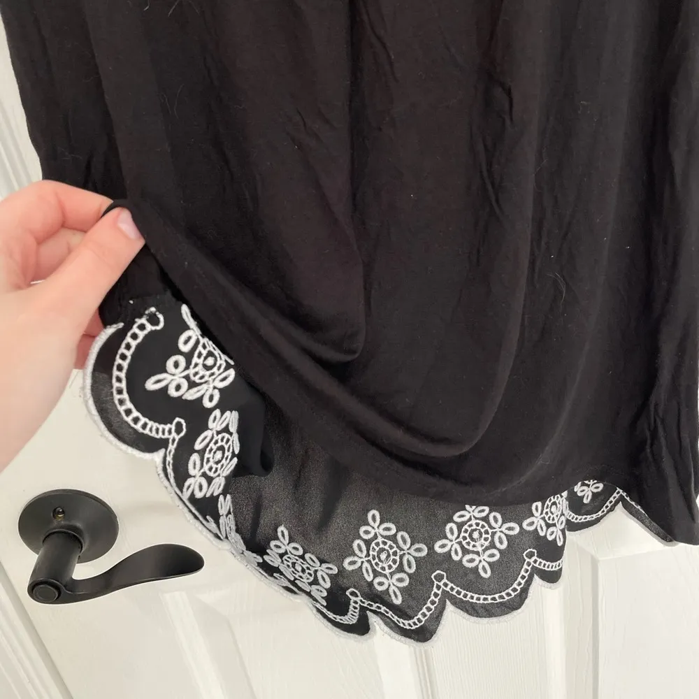 Ann Taylor LOFT Black Tank White Lace Crochet Hem Crew Neck Women’s Size M - Image 2