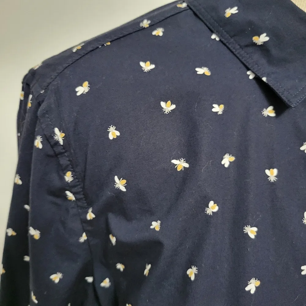 Banana Republic Factory Navy Classic Fit Bee Print Button Down Size Medium - Image 2