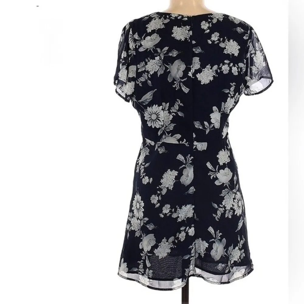 Nordstrom  deep lace up Vneck navy floral dress size medium - Image 7