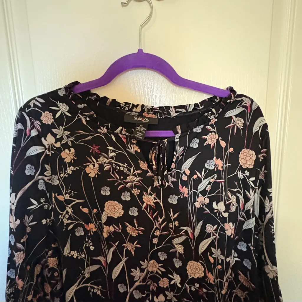 Floral Black Women's Top size 1x - Image 4