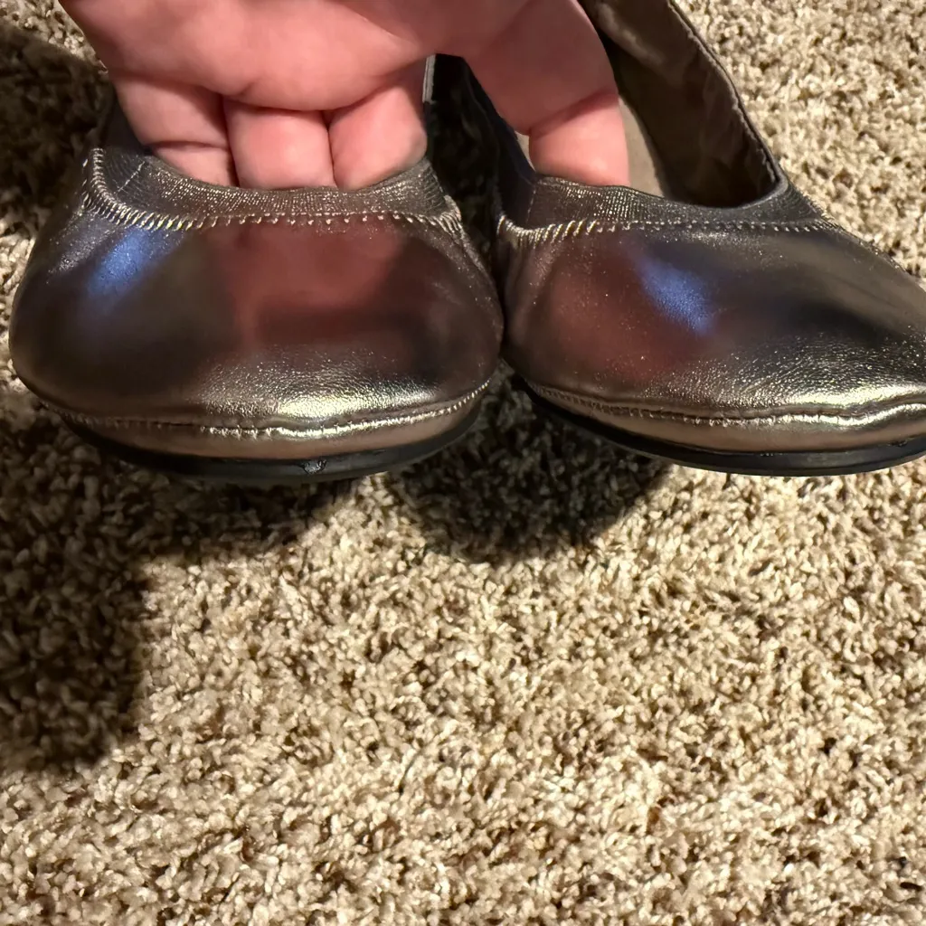NWOT Bandolino Shimmering Silver Flats size 9 - Image 4