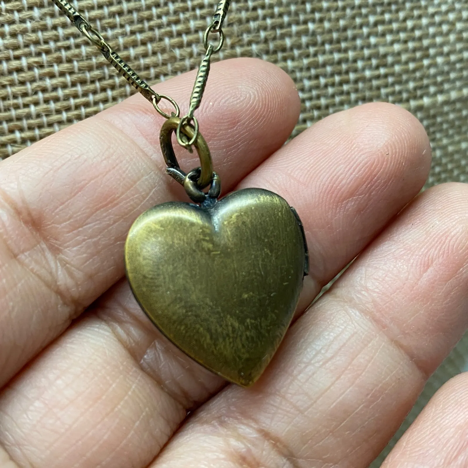 Vintage Etched Heart Engraved Locket Link Necklace Photo Pendant Keepsake Gold - Image 4