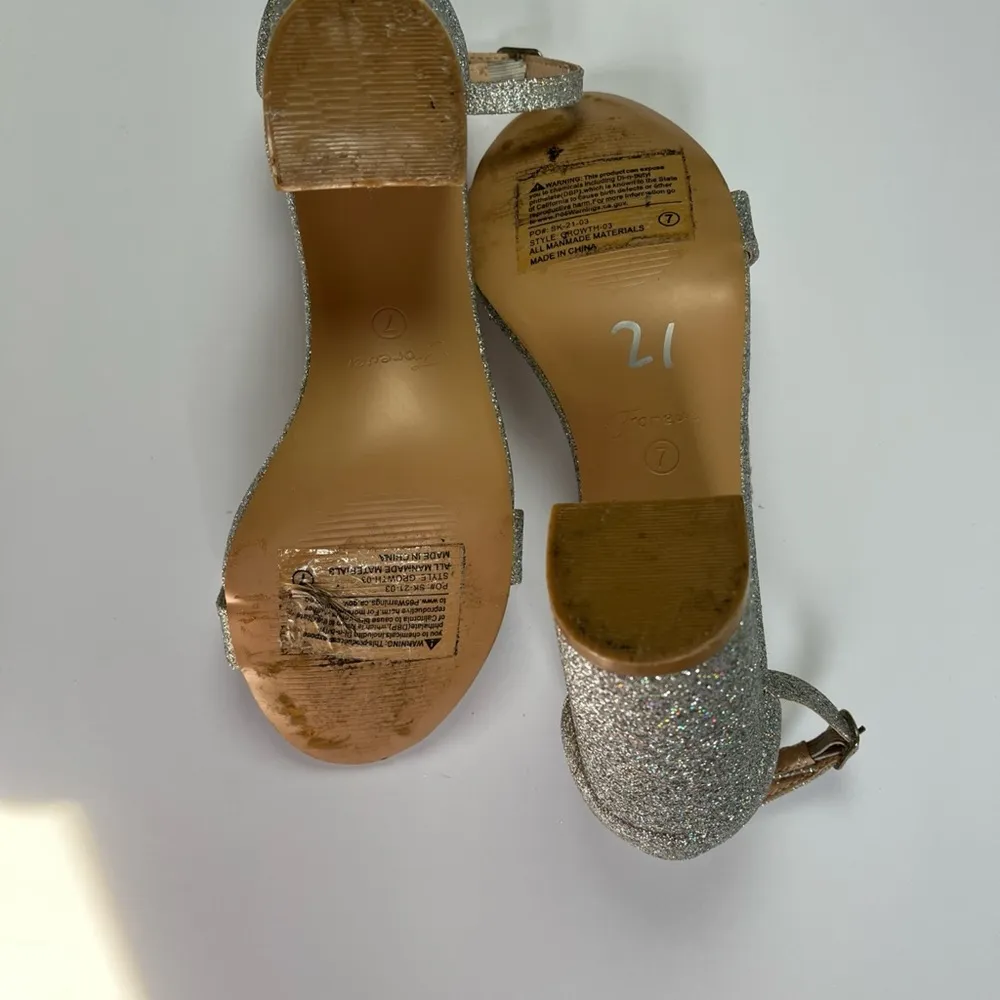 Elegant Silver Glitter Heels for Formal Occasions Size 7 - Image 4