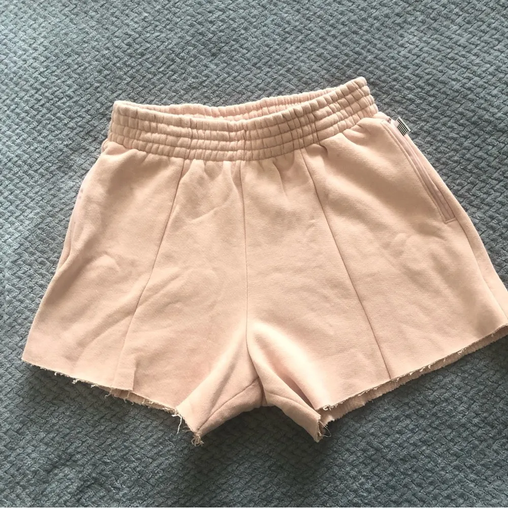 Good American the high waist sweat short blush pink size small - Image 7