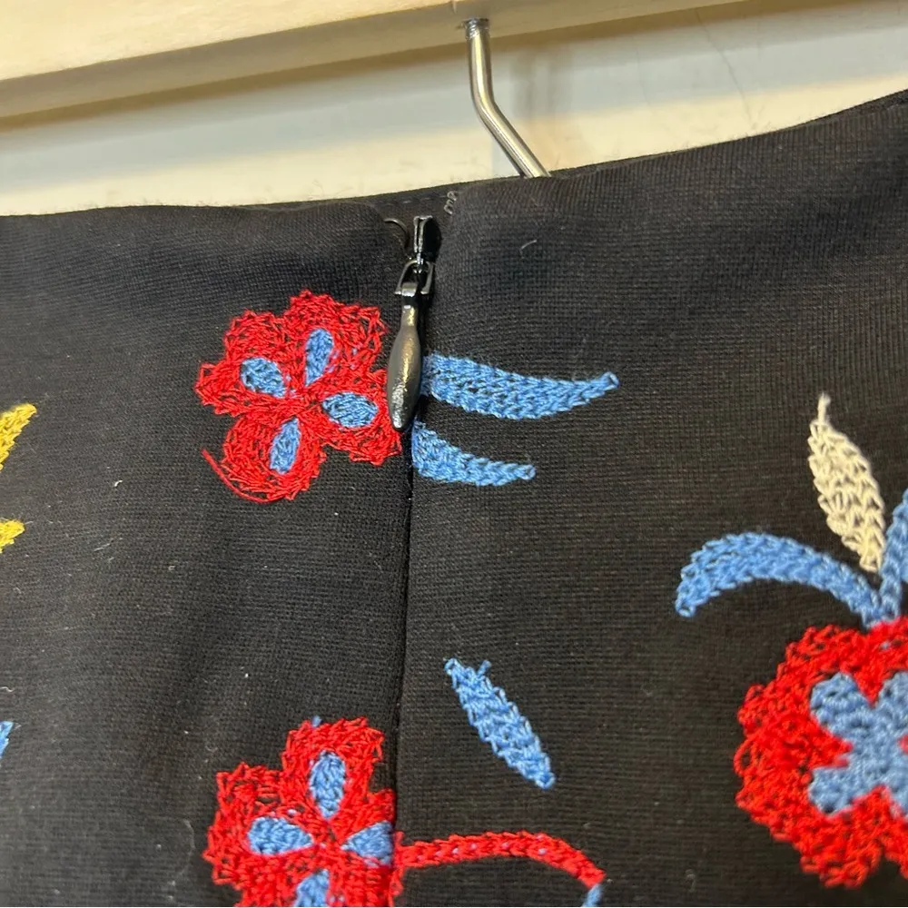 J McLaughlin Pencil Skirt Black Blue Floral Embroidered Back Zipper Women Size 8 - Image 5