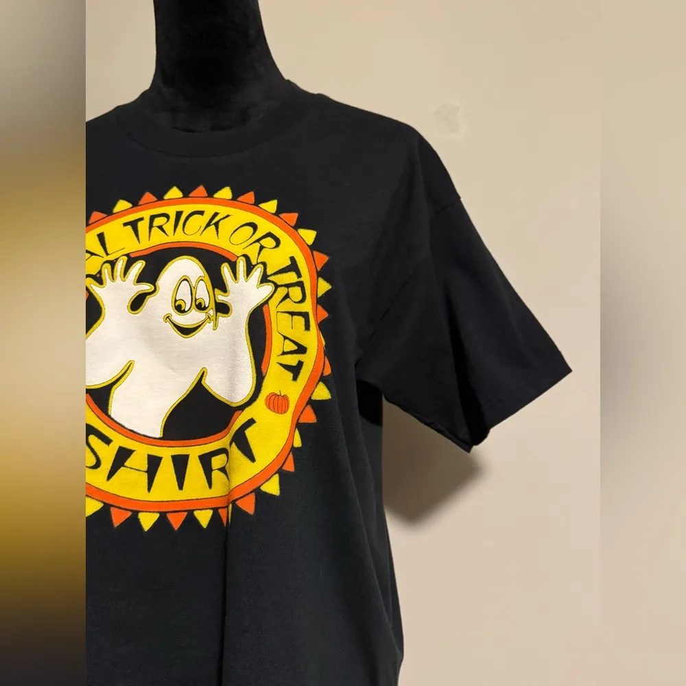 EUC Fruit Of The Loom Black and Yellow Official Trick or Treat Shirt size large - Image 3