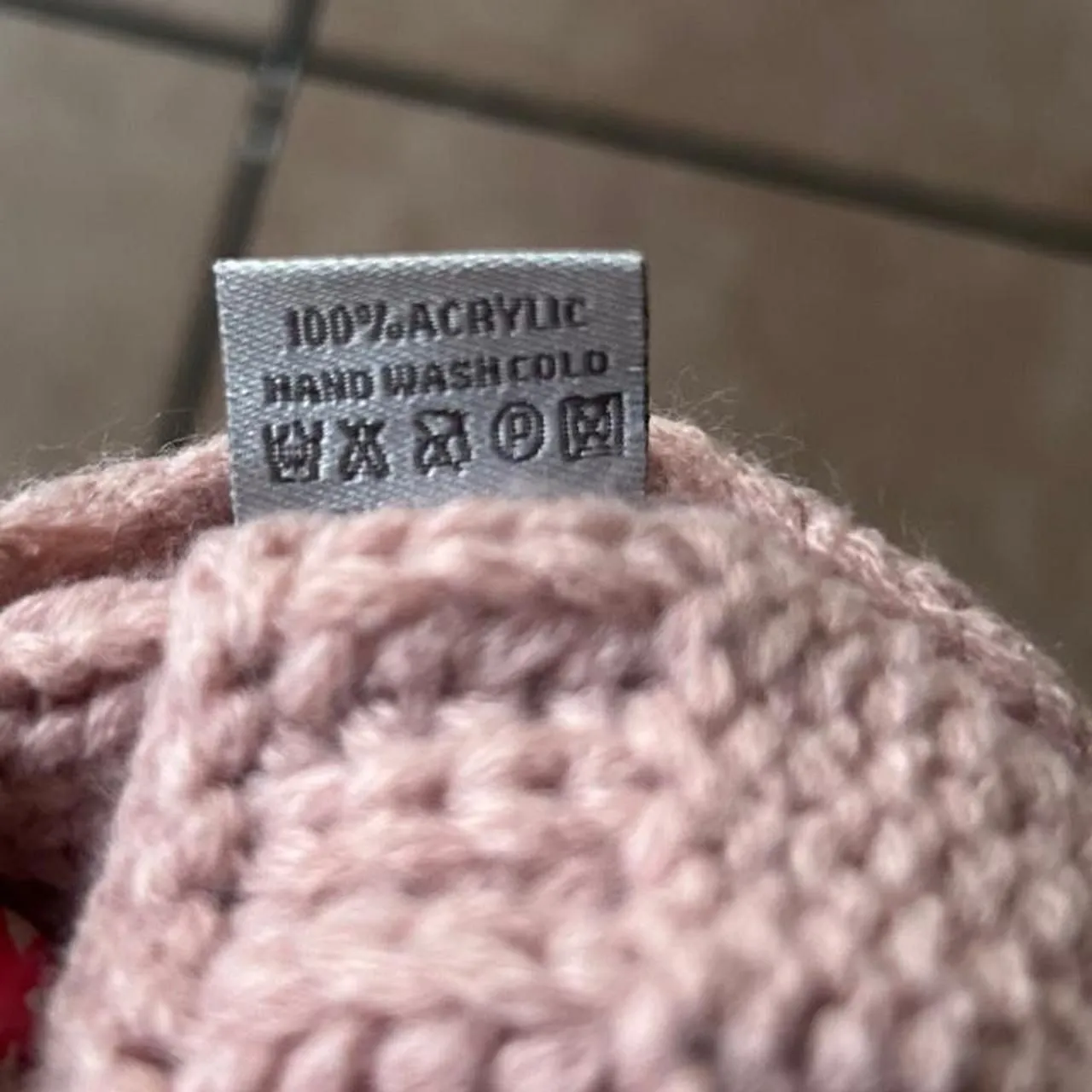 Pink knit beanie with a ponytail hole - Image 4