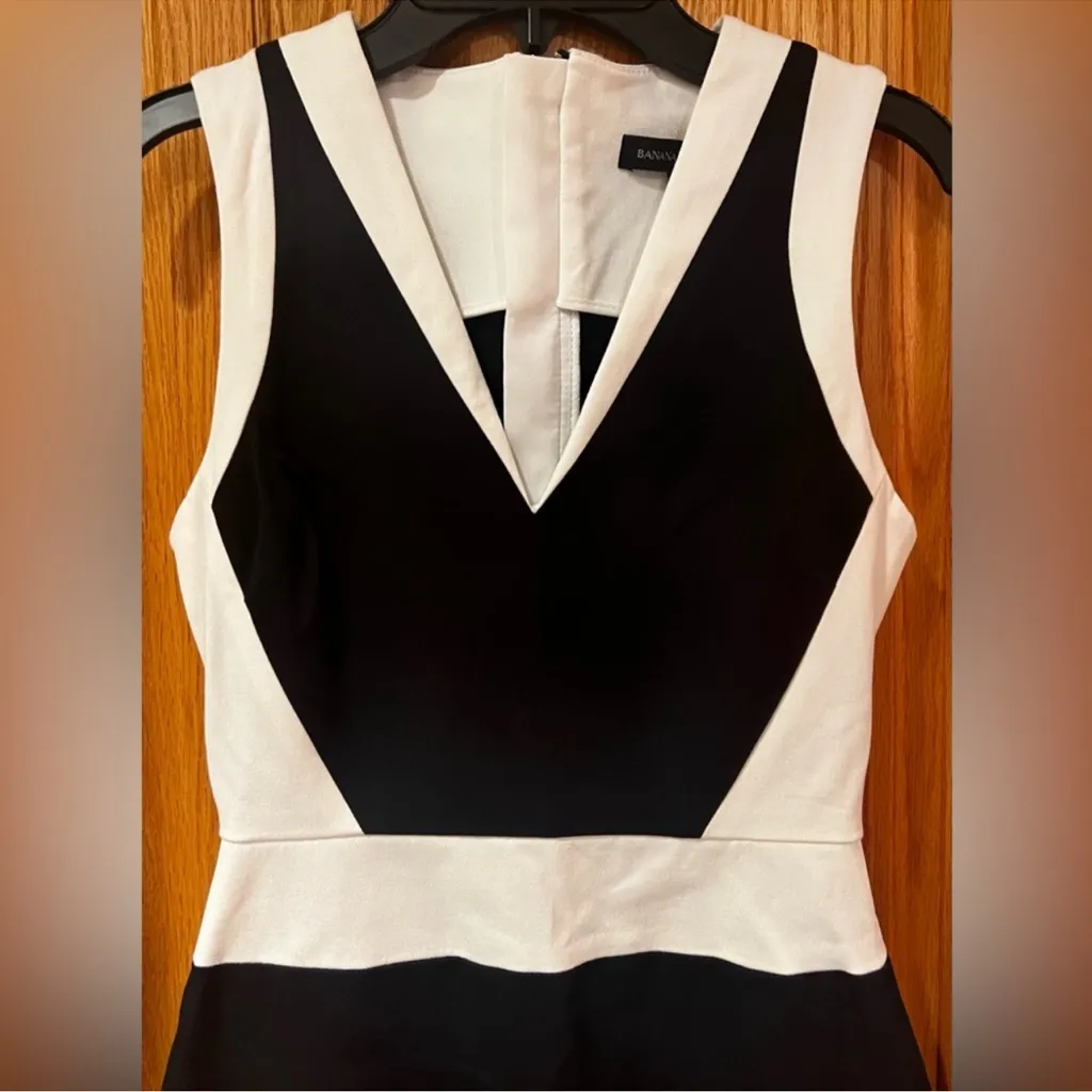 Banana Republic Sloan-Fit
Colorblock V-Neck Figure Sculpt
Sheath Dress Size 0 - Image 8