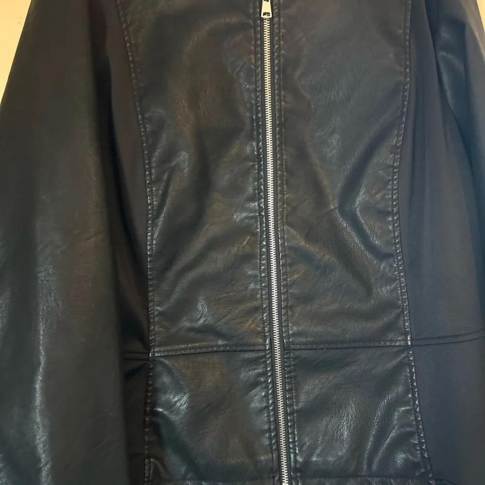 Baccini Women’s Black Faux Leather  Full Zip Jacket 1X - Image 6