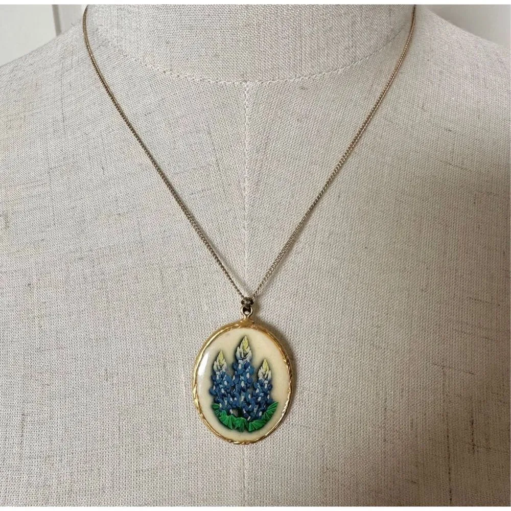 Gold tone blue bonnet pendant necklace - Image 3
