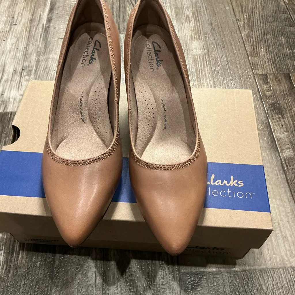 Clarks  Women's Brown Heels Size 6 - Image 13