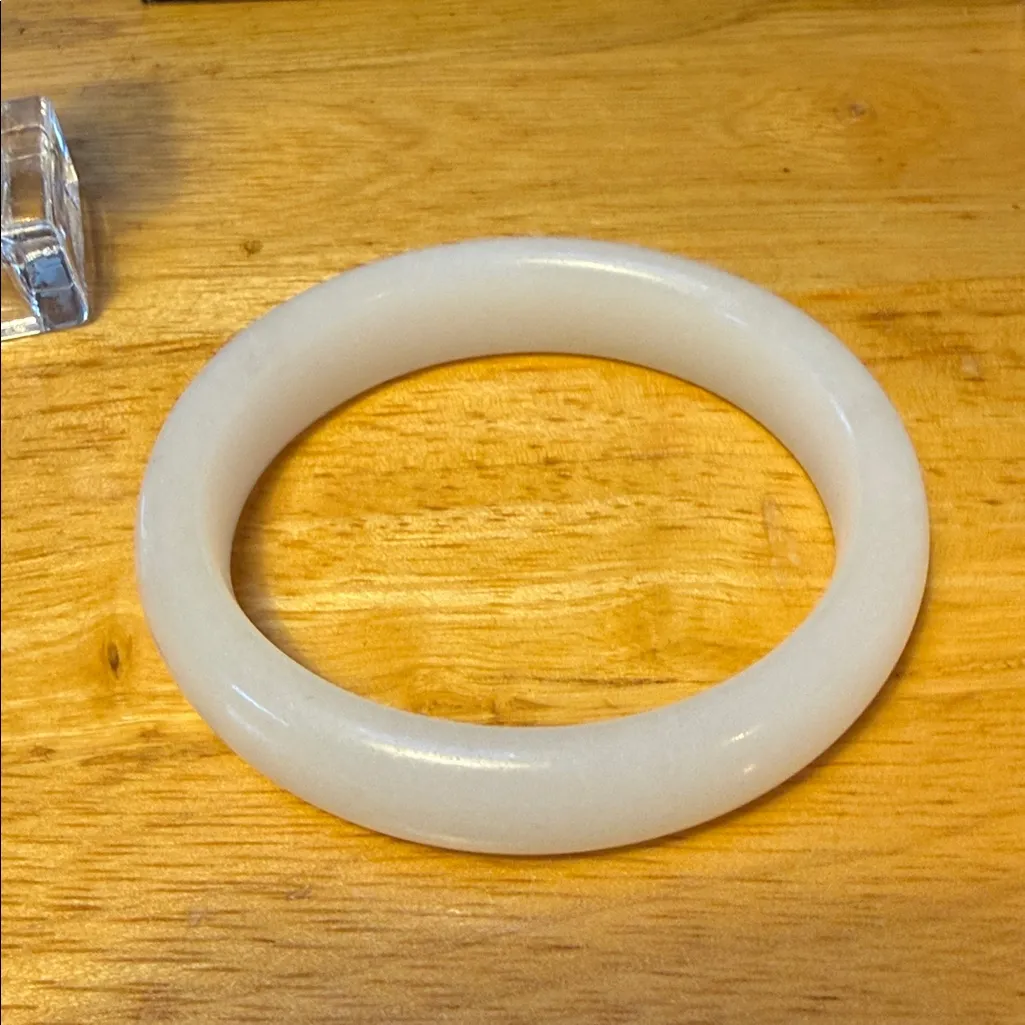 Elegant Jade Cream Bangle Bracelet - Image 3