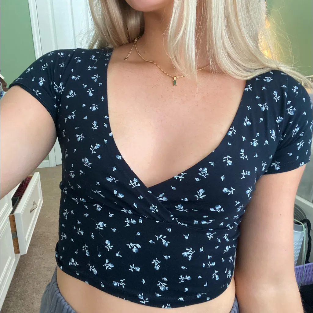 brandy melville navy/floral amara top - Image 2