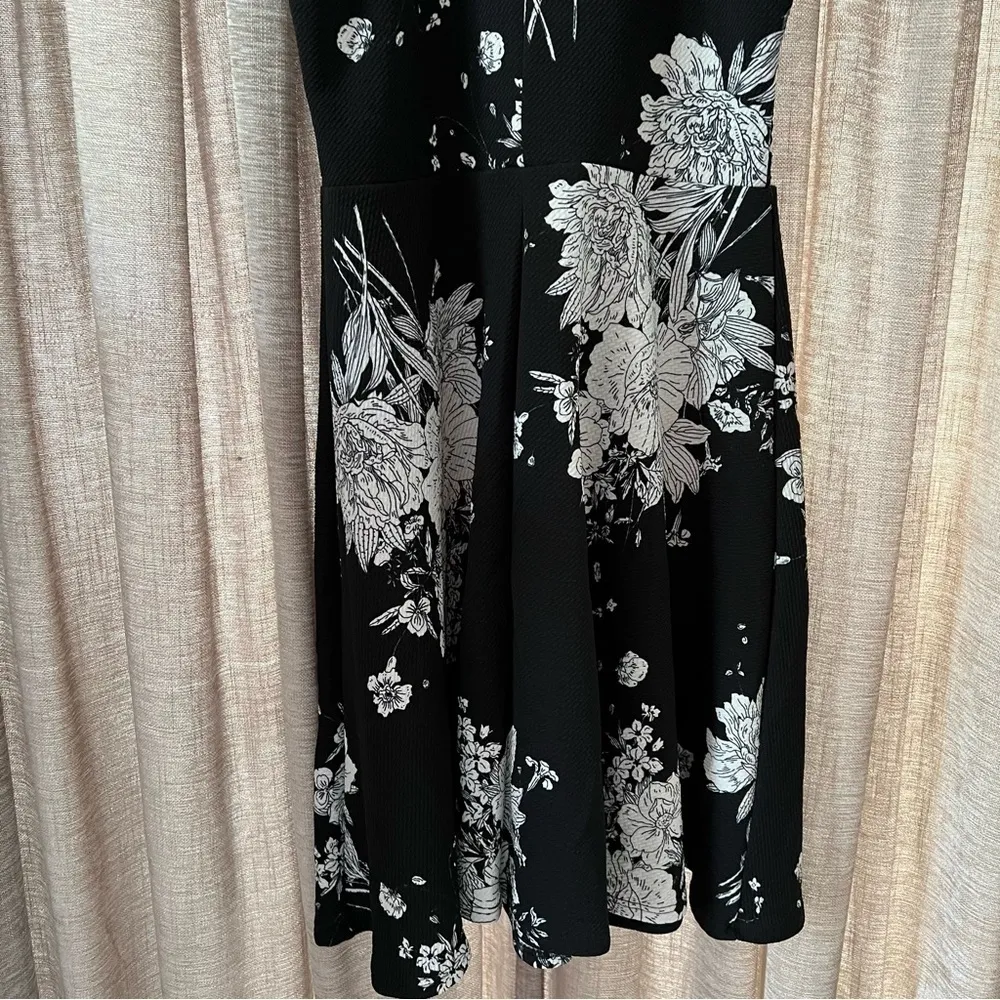 Aqua Black and White Floral Print High Neck Scallop Trim Fit & Flare Dress Large - Image 11