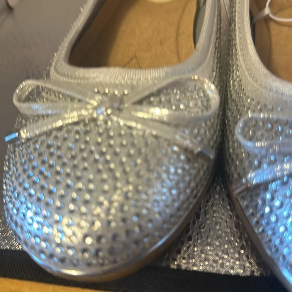 ANDIAMO new without tags beautiful silver flat shoes. Size is nine medium. - Image 8