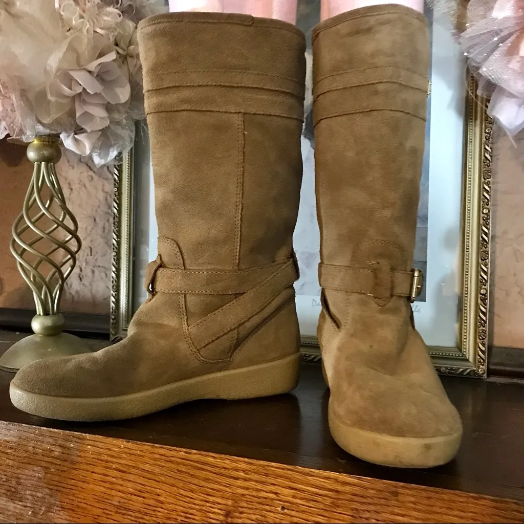 Coach  "TALLULAH" PULL ON SUEDE AND FAUX SHEARLING LINED WINTER BOOTS (5.5) - Image 4