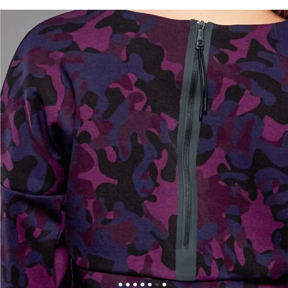 Nike sportswear women’s tech fleece crew zip back purple camo sweatshirt small - Image 4