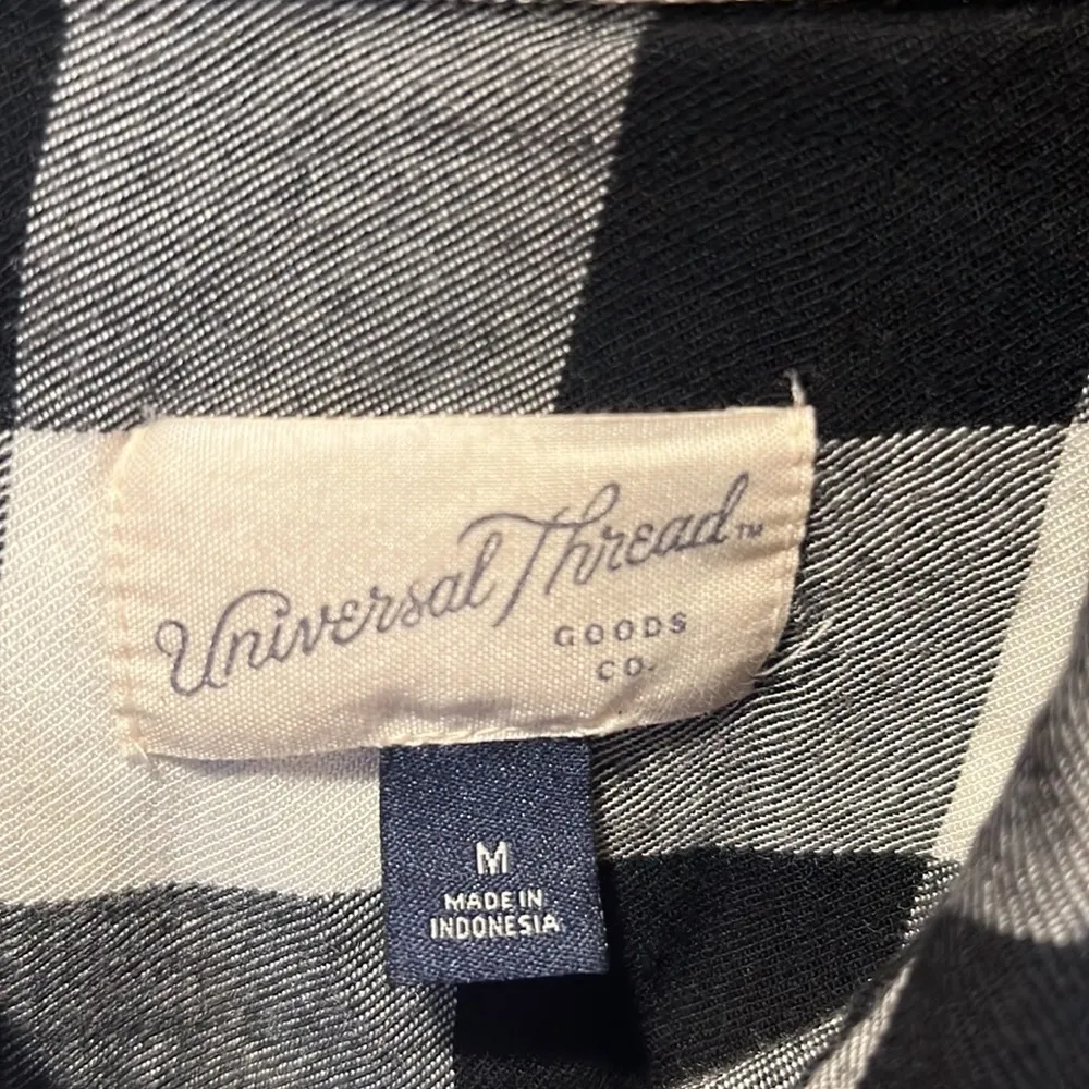 UNIVERSAL thread women’s one pocket button down shirt size medium. - Image 3