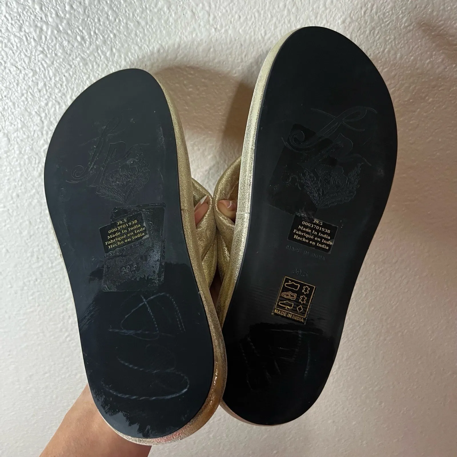 Free People Wonderland Thong SandalsWomens 39.5 Gold Platform Padded Strap NEW - Image 5