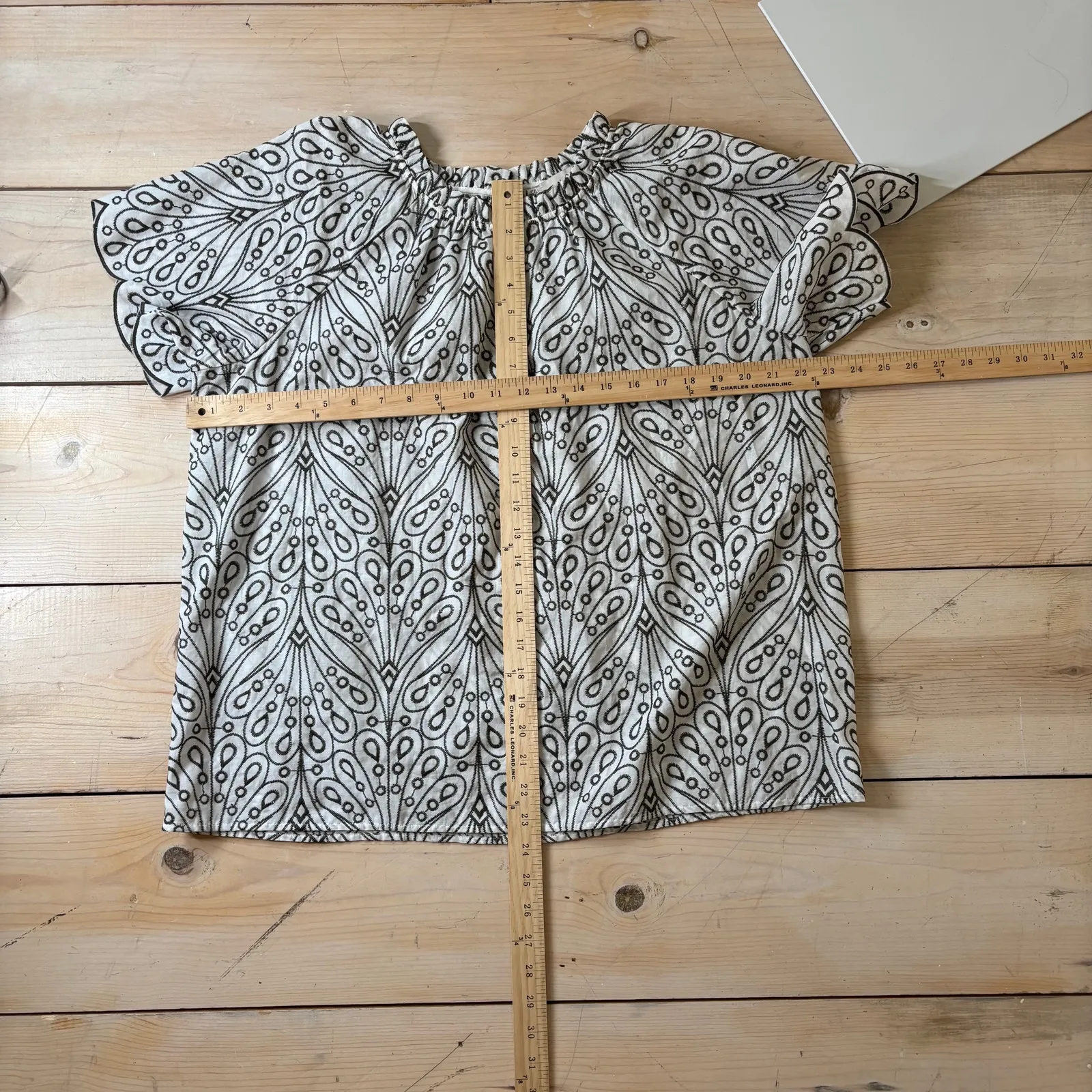 Loft EUC Women's Gray White Embroidered Cap Sleeve Blouse Size M/L Tag Missing - Image 6