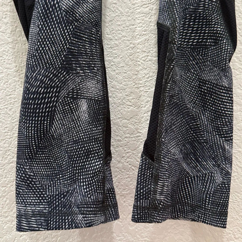 LULULEMON Run Off Route Mid Rise 21” Crop in Velocity Mesh Island Mist Black 4 - Image 8