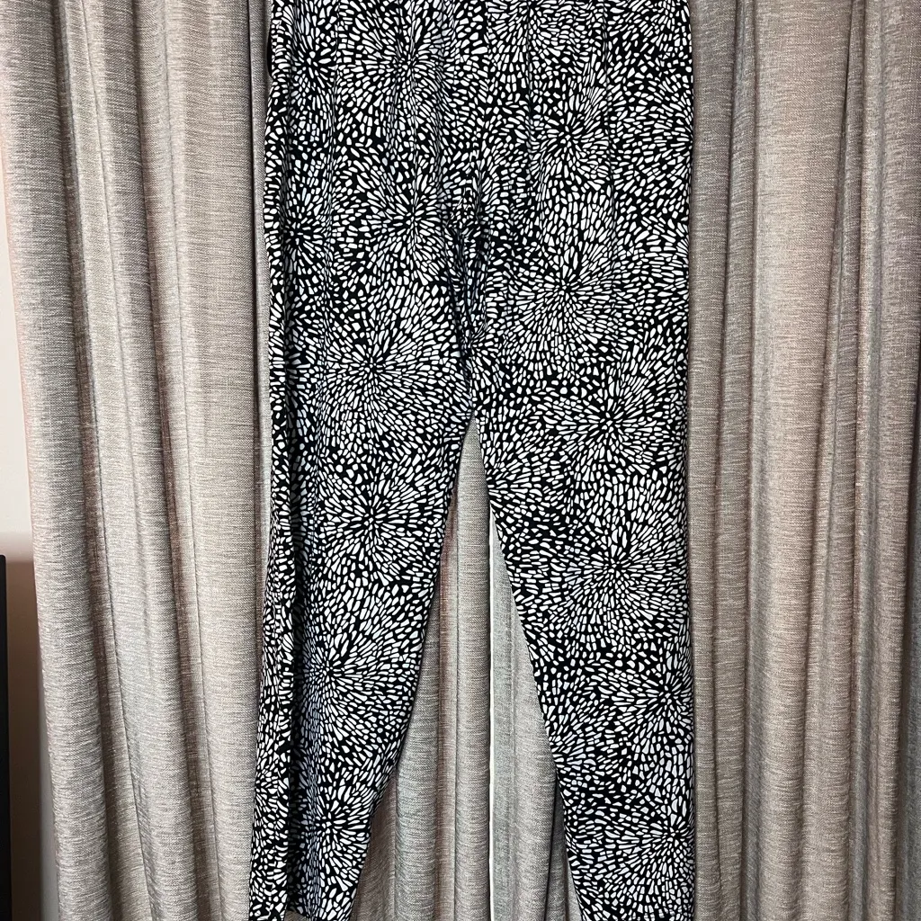 DKNY Black and White Abstract Pattern Women's Pajama Pants Size Medium - Image 10