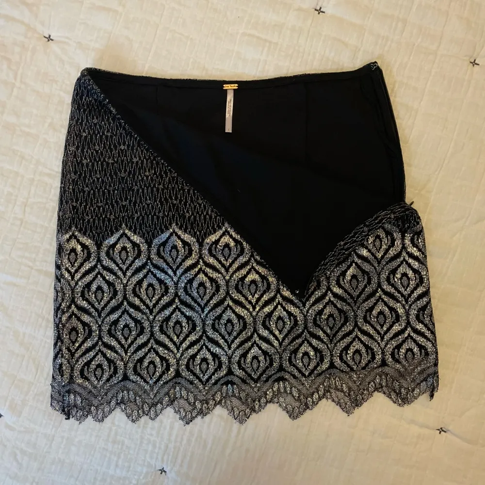 FREE PEOPLE Lace Overlay Scalloped Hem Mini Skirt Black/Silver Metallic Size 2 - Image 3