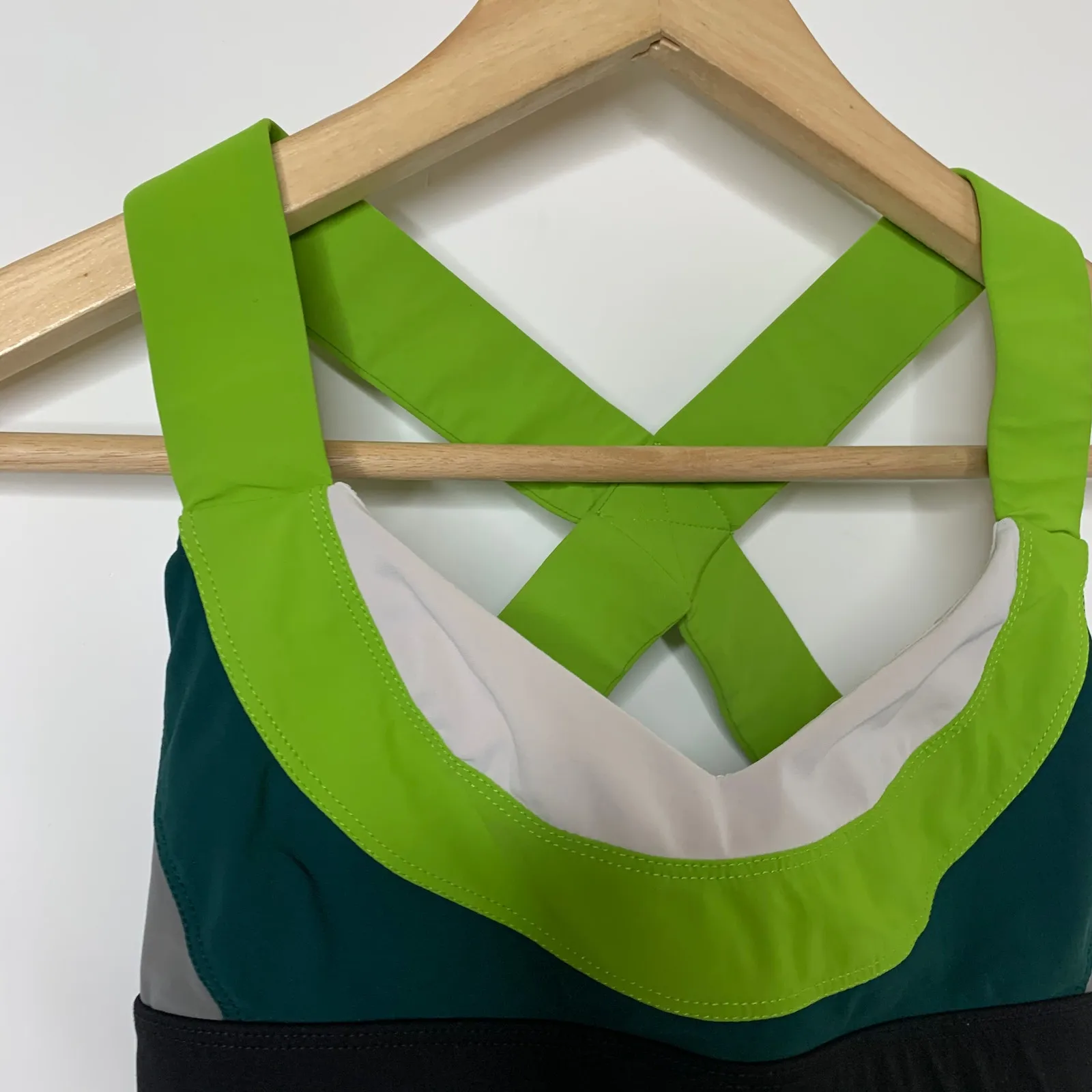 NO KA' OI Strappy Colorblock Green White Sports Bra Womens 00 - Image 4