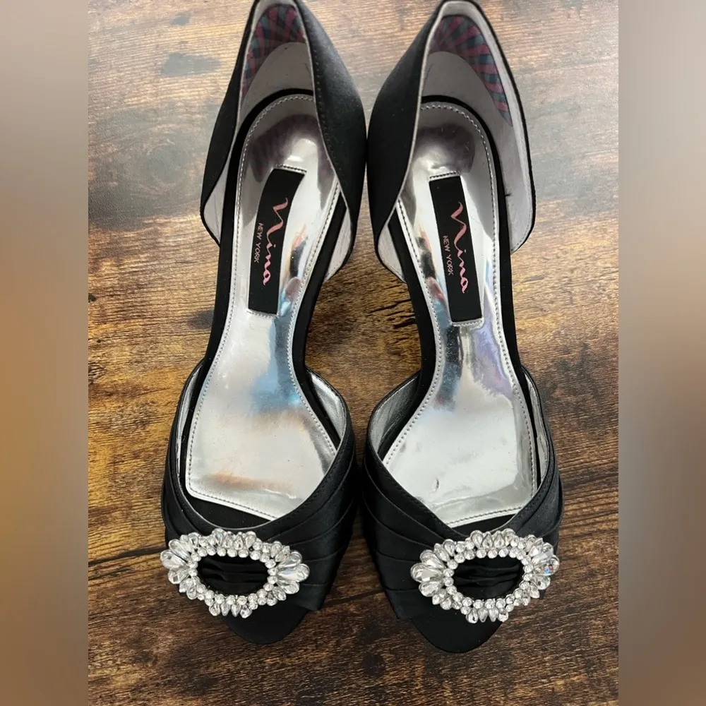 Nina New York | women’s black satin Corrine dress heels. Size: 7.5M (37.5 - Image 2
