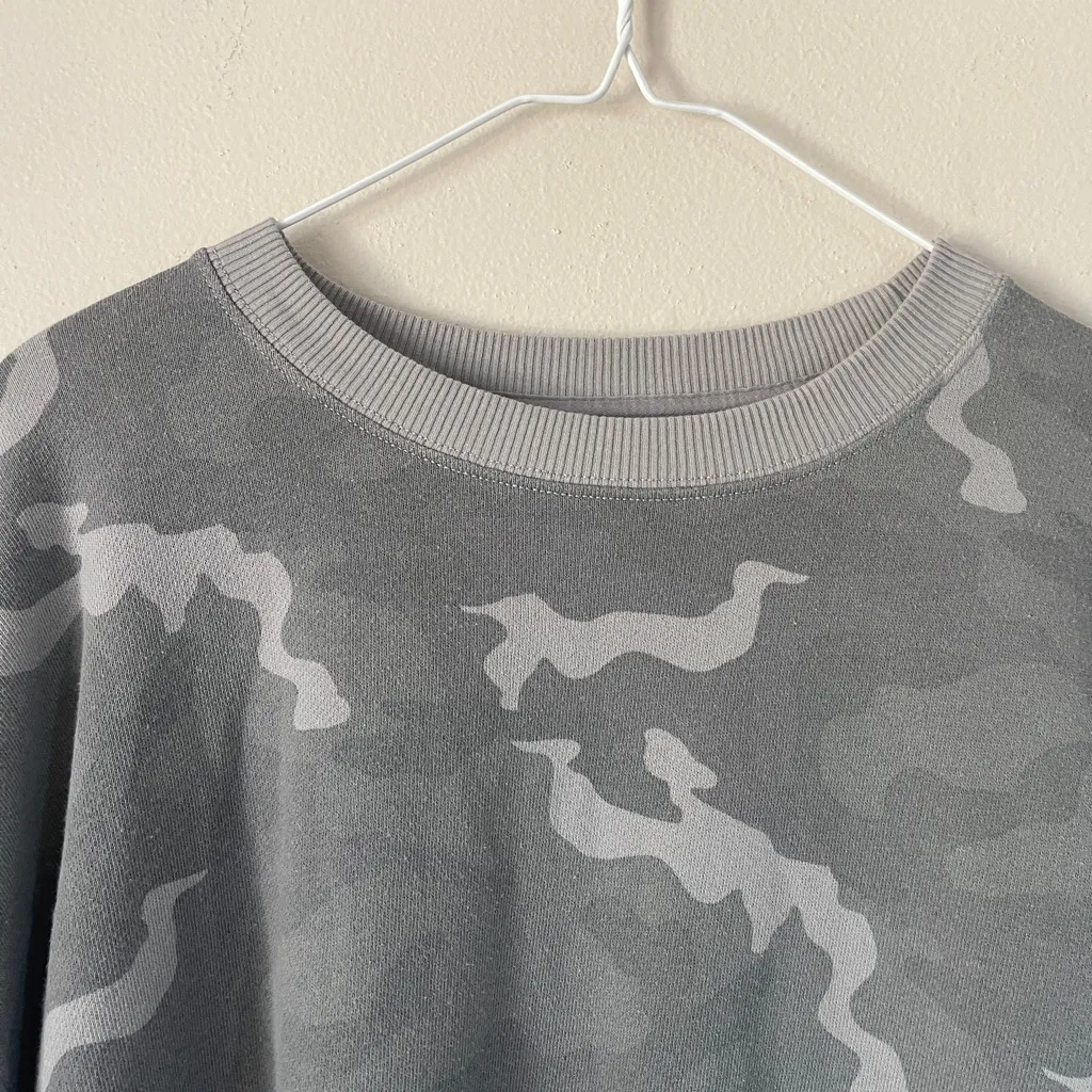 American Eagle Gray oversized Camouflage crewneck size medium jeggings fit - Image 6