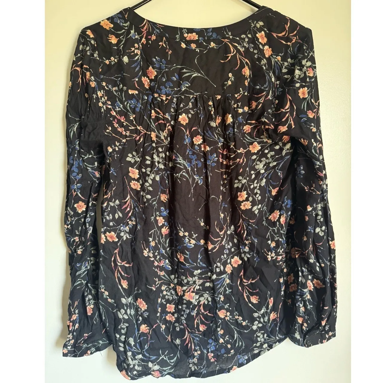 Lucky Brand Womens Black Floral Rutched Long Sleeve VNeck Top sz S Boho Feminine - Image 3