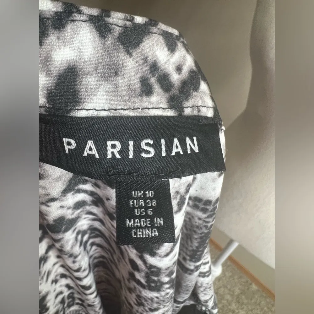 Parisian size 6 button front snake print dress - Image 4