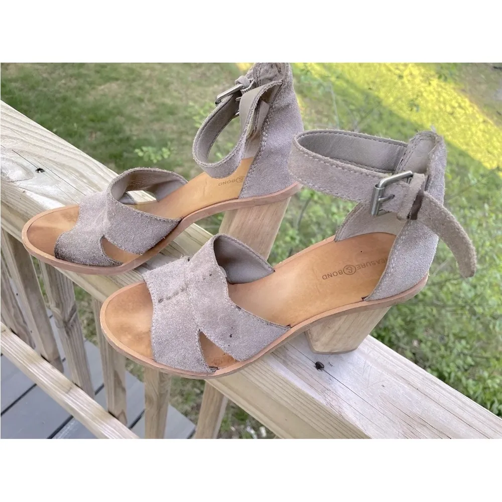 Women’s Tan Suede Ankle Strap Wood Block Heeled Sandal Size 7.5 - Image 9
