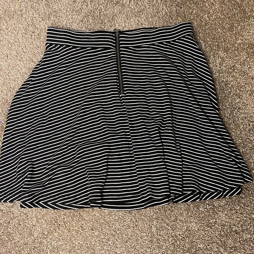 Black And White Striped Flowy Skater Skirt - Image 4