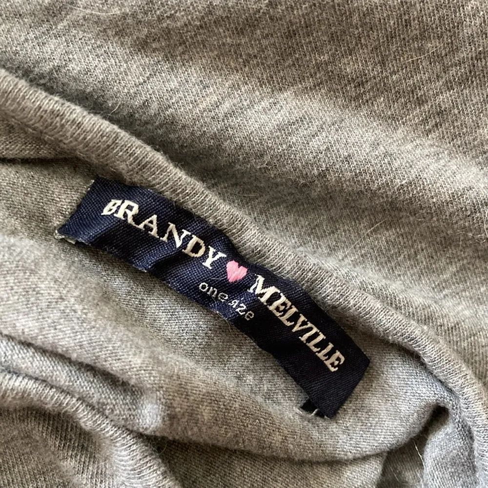 Brandy Melville Grey Crop Top Shirt Scoop Neck Fitted Baby Tee T-Shirt One Size - Image 7