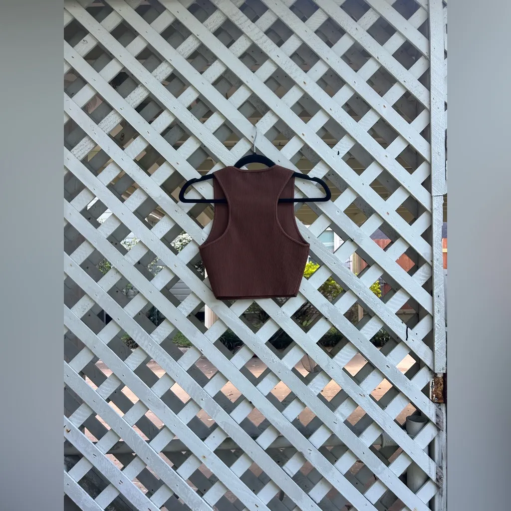 ❤️Aritzia Babaton sculpt knit racer back cropped tank - Image 3