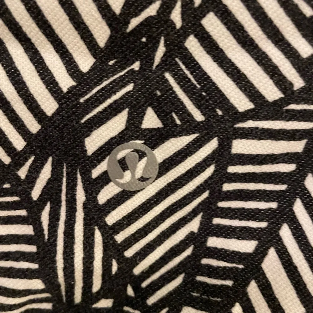 Lululemon Wunder Under Crop in Banana Leaf white black print - Image 3