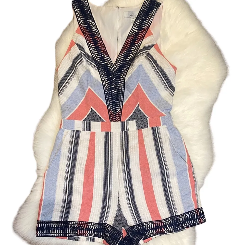 Adelyn Rae White Blue Red Romper Size Medium - Image 3