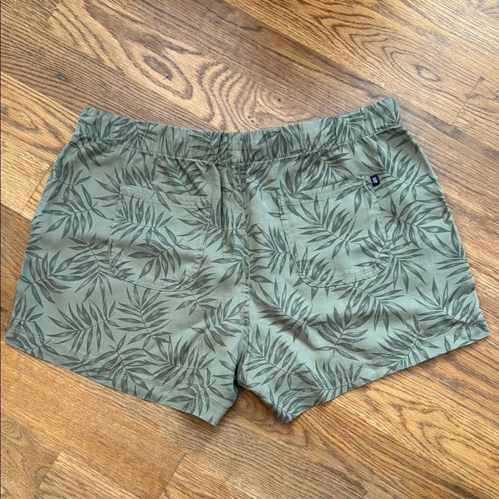 Gap  Green Leaf Print Women's Patch Pocket Shorts - Image 4