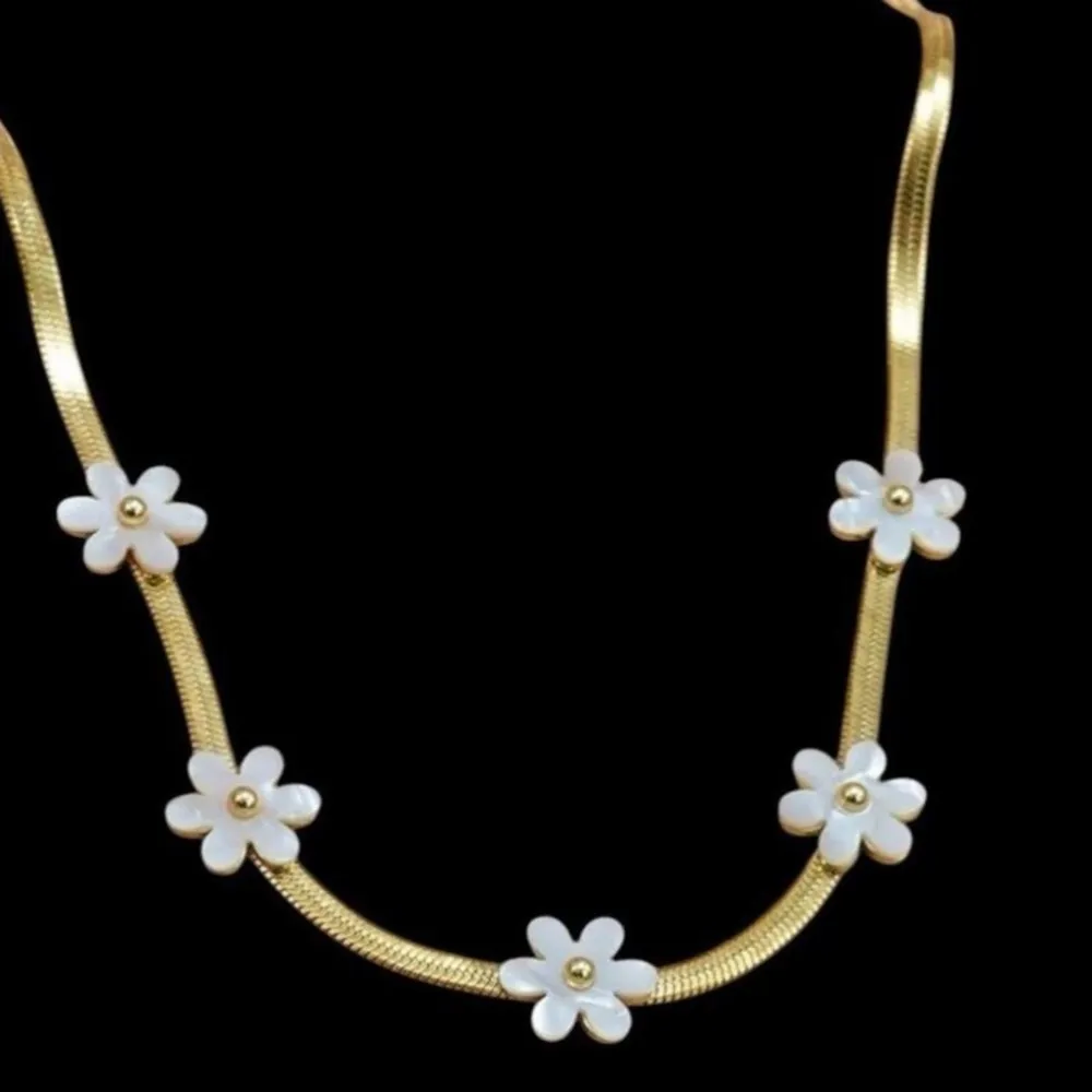 18K Gold Plated daisy Mother Of Pearl Necklace Sterling Steel womens Jewelry - Image 2