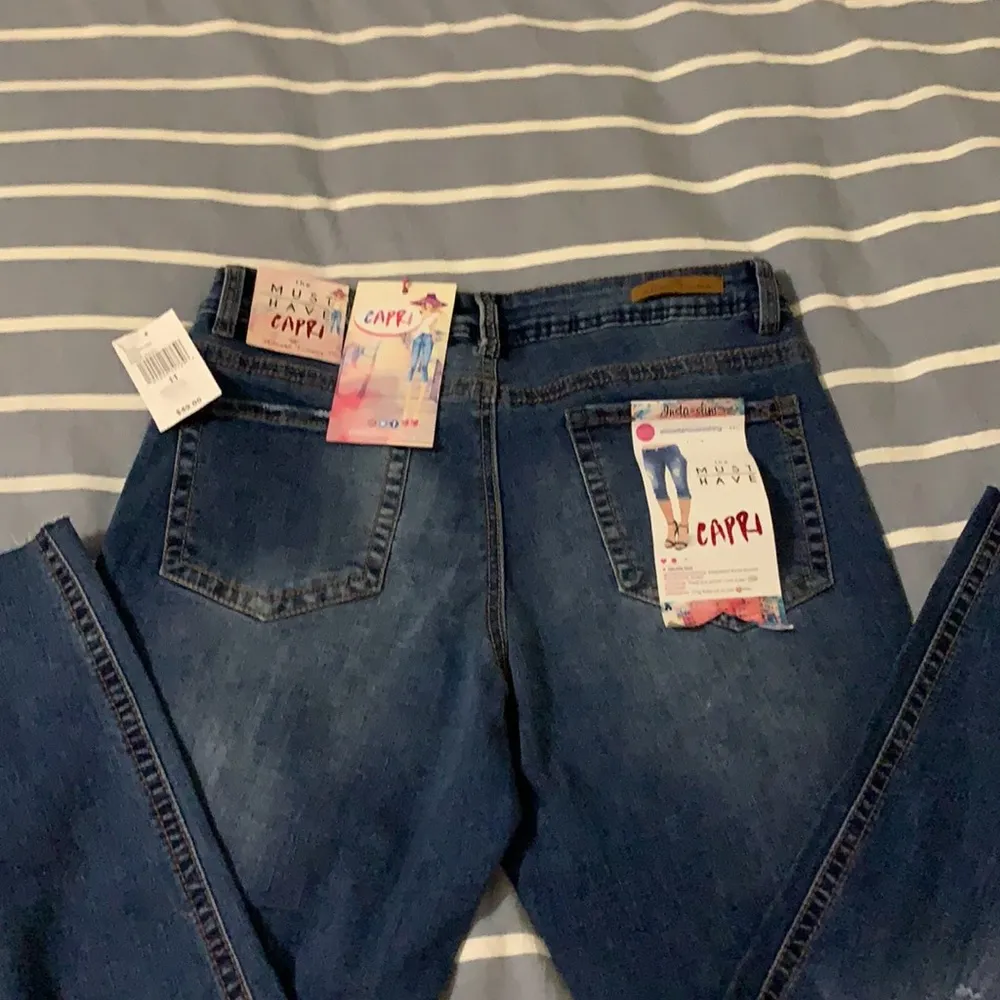 Ladies sz 11 Almost Famous Must Have Capri distres - Image 4