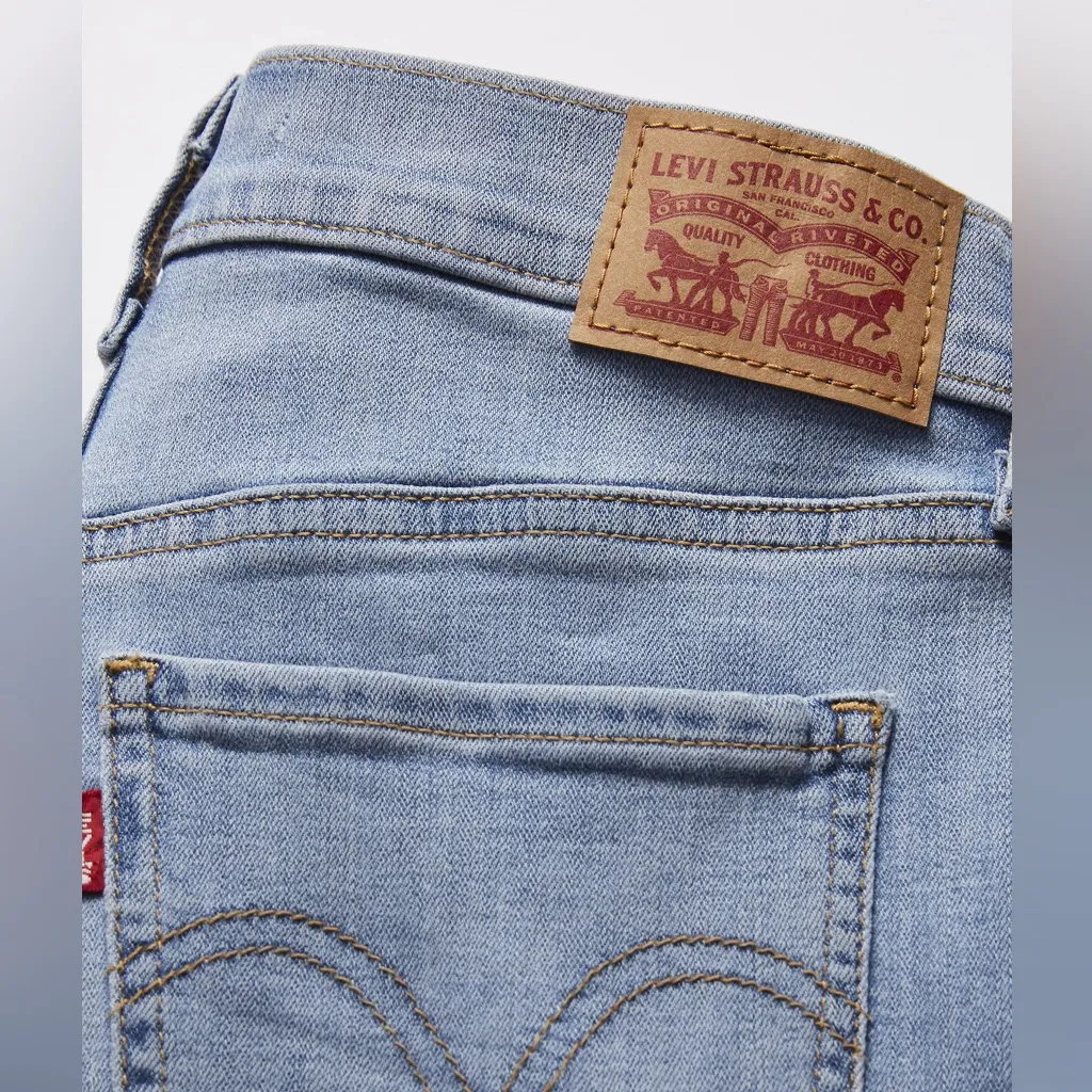 Levis Mid Length Women’s Hypersoft Mid Rise Shorts Light‎ Wash Size 10 Waist 30 - Image 5