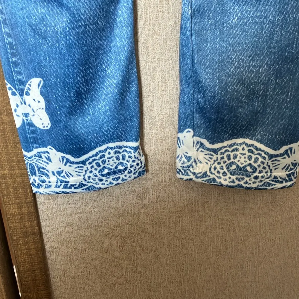 Blue and White Butterfly Print leggings small - Image 6