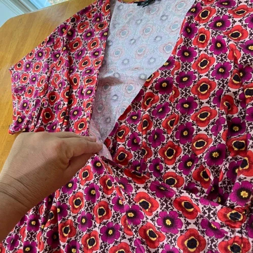 INC Pus Size 3XL Top Floral Geometric Surplice V Neck Cap Sleeve Ruched Stretch Red - Image 7