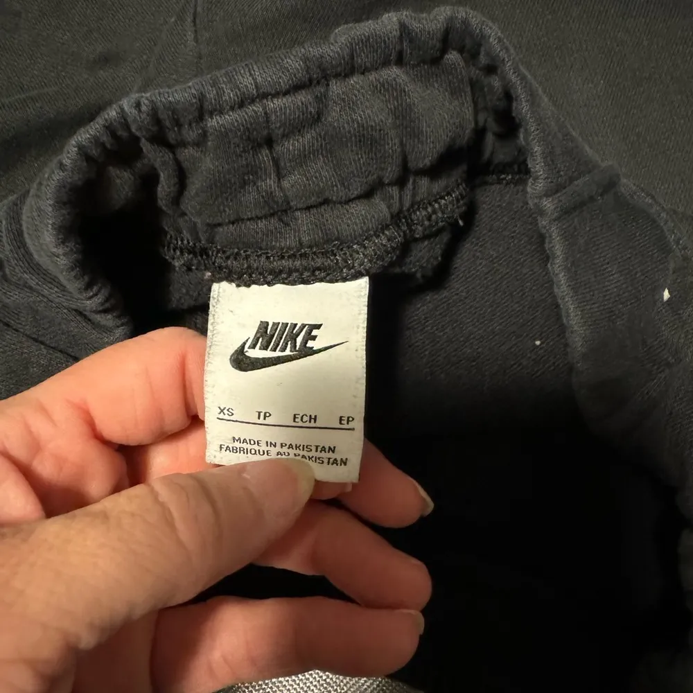 Nike Black Sweatpants Sleek Design with Stripe Detailing - Image 3