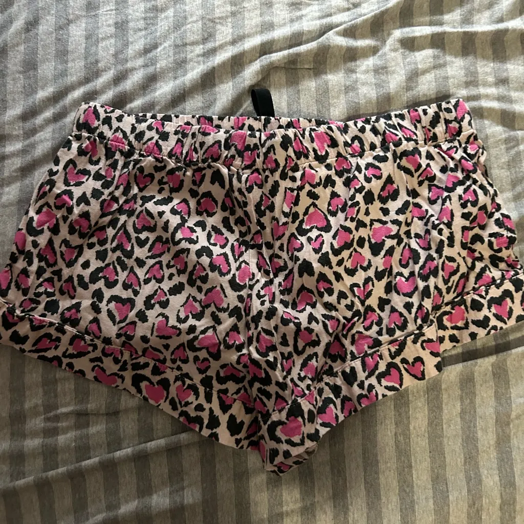 Victoria's Secret Pink and Black Leopard Heart Print Pajama Set - Image 6
