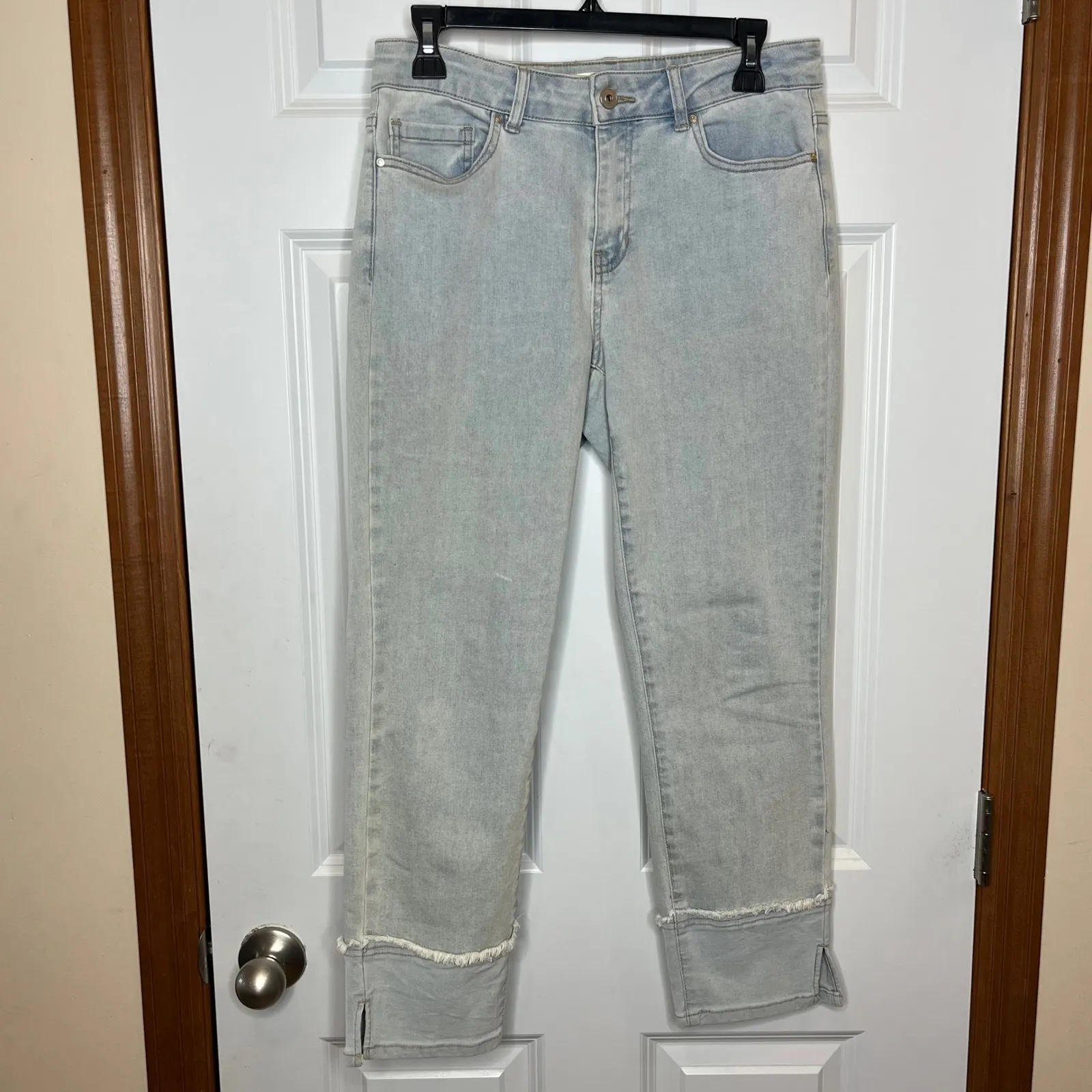 Charlie B Women Size 8 Light Wash Blue Frayed Hem Cropped Jeans - Image 2