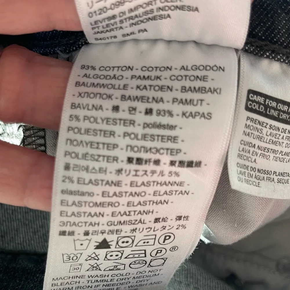 Levi’s Wedgie Skinny Black Faded Raw Hem Size 26 - Image 6